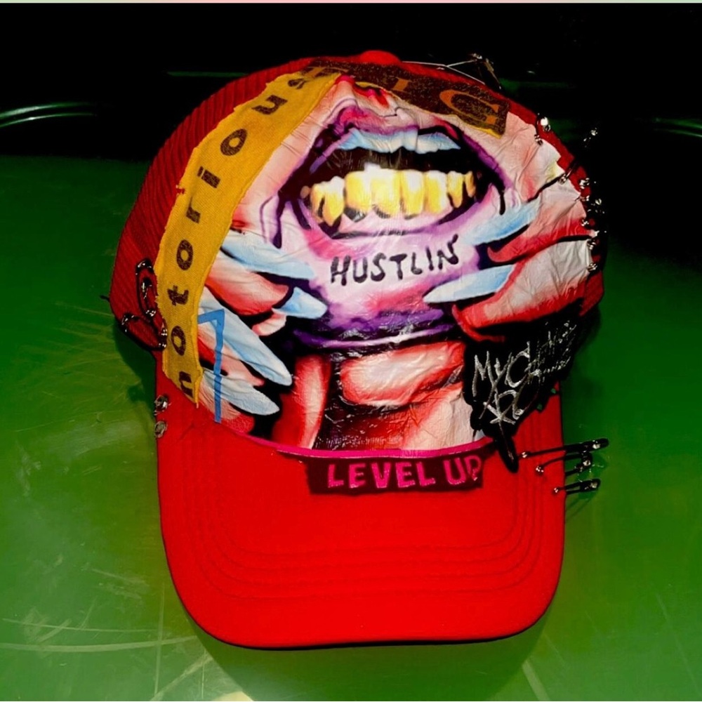 1of1 Red Hustiling
Notorious Chrome trucker hat